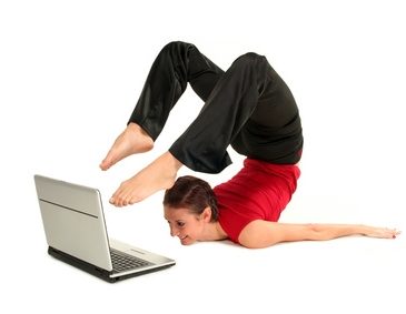 młoda dziewczyna gimnastukująca się przed komputerem