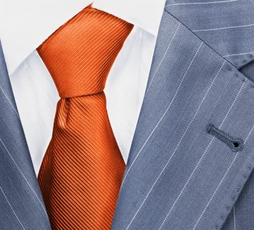 biznesman w garniturze z pomarańczowym krawatem