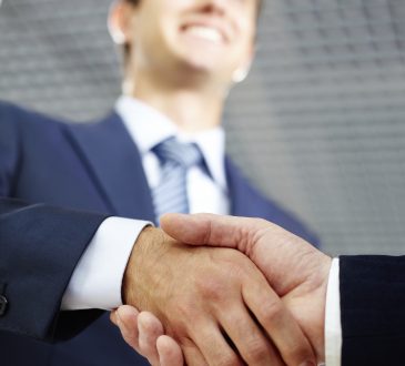 Dwóch biznesmenów podających sobie ręce w geście zawarcia umowy