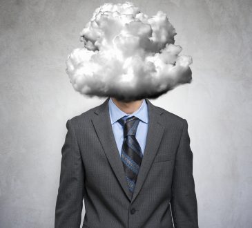 Biznesman z głową w chmurach burzowych