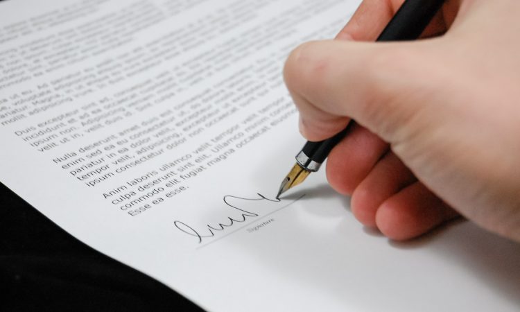 ręka podpisująca umowę