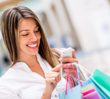 Kobieta robi zakupy przez smartfona